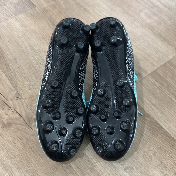 NEW Men’s Football/Soccer Cleats - Picture 4 of 5